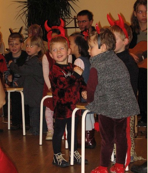 Děti v čertovských kostýmech na vystoupení kroužku Křížem krážem